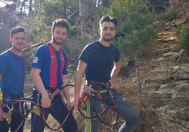 Trois aventuriers en tenue de chevalier moderne avant d'affronter les défis du Baron. Nyons drome