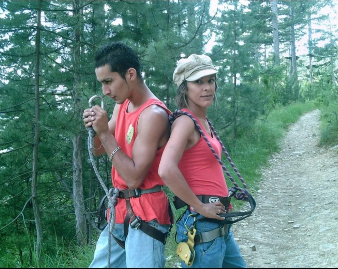 Une châtelaine et son jeune héritier prennent la pose dos à dos avec fierté sur le sentier du Domaine du Baron à Nyons, tel un duo d'aventuriers complices après l'effort. 🤝🌲 accrobranche